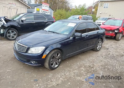 2011 Mercedes-Benz C 300 Luxury 4Matic z USA, uszkodzony, nr VIN WDDGF8BB5BR163208